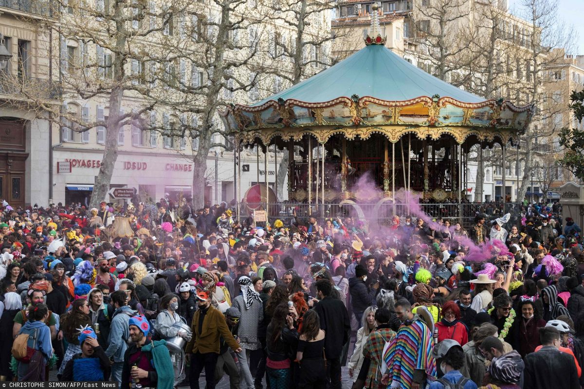 Około 6,5 tys. osób wzięło udział w niedzielę w nielegalnym karnawale w centrum Marsylii
