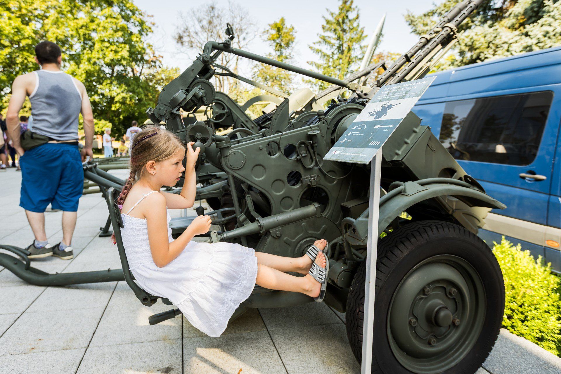 Dzień otwarty w Muzeum Wojsk Lądowych w Bydgoszczy. 15 sierpnia zwiedzających nie brakowało. Tego dnia można było bezpłatnie obejrzeć wystawę stałą &#34;Od Cedyni do Karbali&#34;, a także wejść do czołgu T-72.