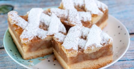 Szarlotka z kratką to mój hit na weekend. Do jabłek ze słoika zawsze dodaję 1 produkt