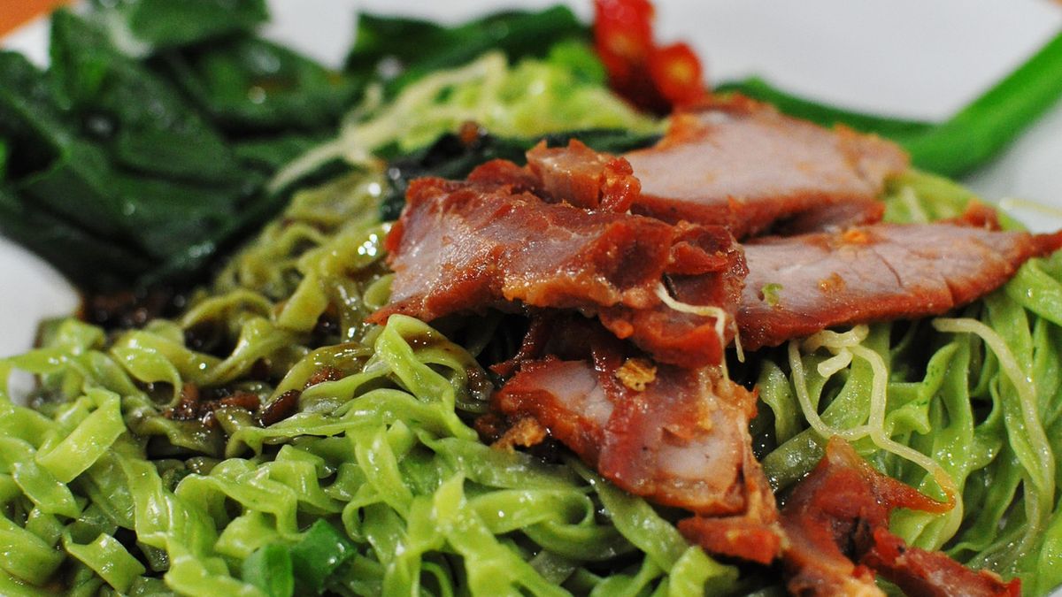 Ugotowany mrożony makaron szpinakowy