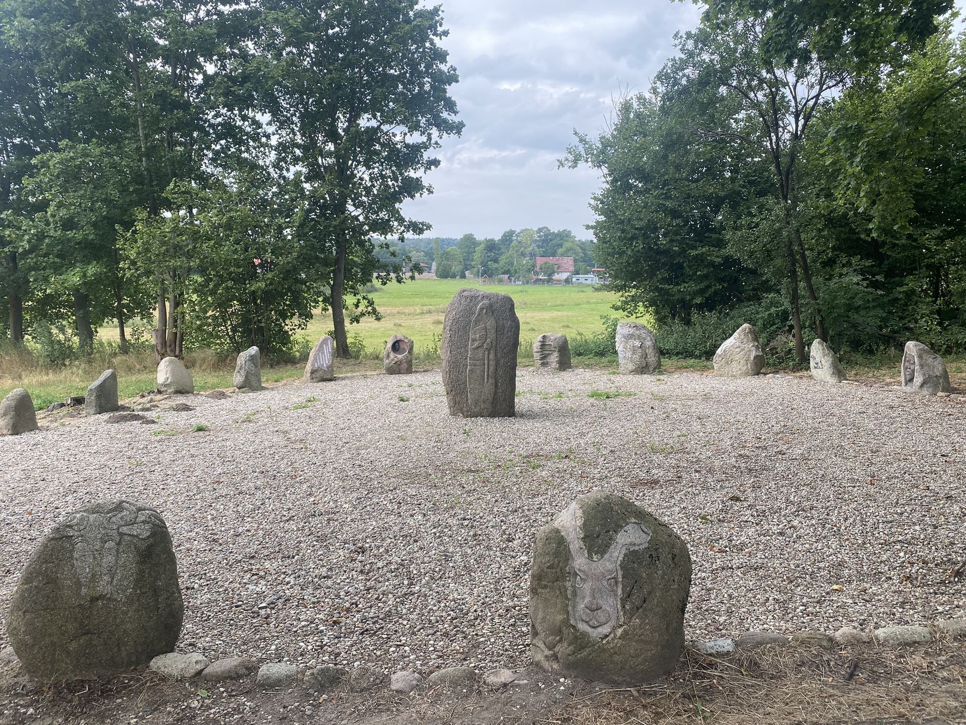Wieś Glaznoty z kościołem ewangelickim i kamiennym kręgiem, niezwykłe miejsce, któe trzeba zobaczyć