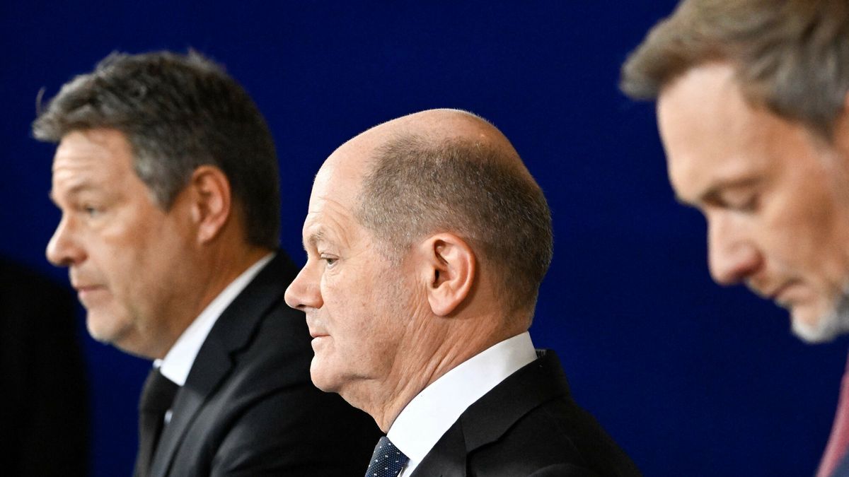 Olaf Scholz osi?gn?? porozumienie ws. bud?etu
(L-R) German Minister of Economics and Climate Protection Robert Habeck, German Chancellor Olaf Scholz and Finance Minister Christian Lindner give a statement on December 13, 2023 at the Chancellery in Berlin, after reaching a last-minute deal to end a budget deadlock. German Chancellor Olaf Scholz's coalition has reached a last-minute deal to end a budget deadlock, after a constitutional court ruling upended its spending plans and plunged it into a crisis. (Photo by Tobias SCHWARZ / AFP)
TOBIAS SCHWARZ