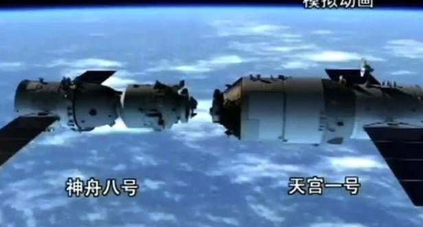 Kosmiczne dokowanie. Po prawej moduł Tiangong 1