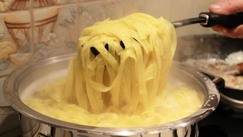 Ugotowany makaron domowy z dodatkiem jajek