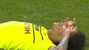 Leżeli na murawie, kopali piłkę z bezradności. Piłkarze Borussii Dortmund upokorzeni (wideo)