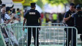 Groził kibicom, policjantowi zadał cios nożem. Przerażające sceny na Tour de France