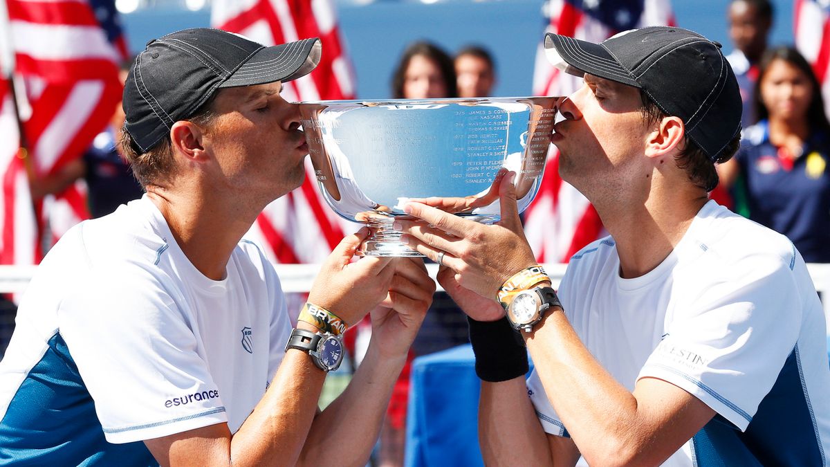 Bob i Mike Bryanowie cieszą się ze zwycięstwa w US Open 2014 i 100 wspólnego tytułu