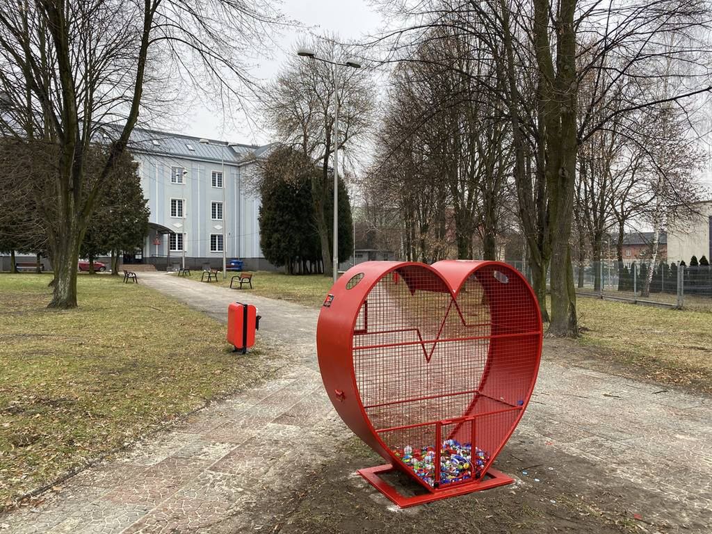 Poręba. W mieście stanęły pojemniki na plastikowe nakrętki.