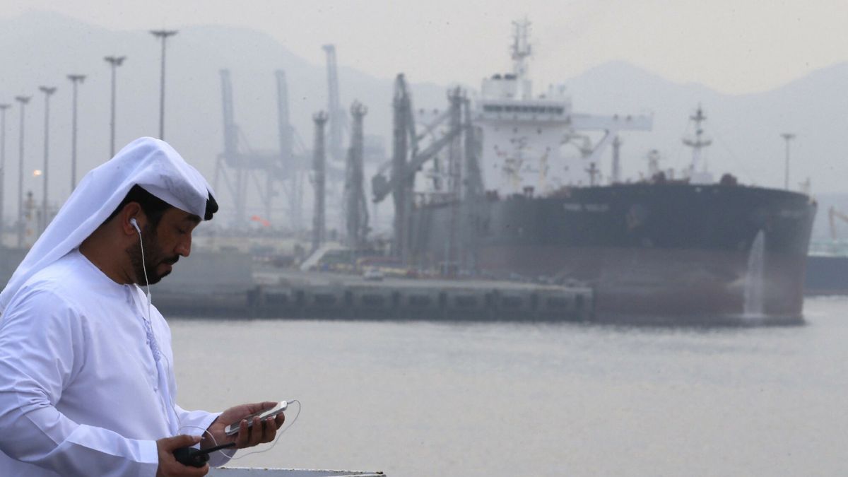Wojna na Bliskim Wschodzie 2026(FILES) An Emirati man stands at the oil terminal of Fujairah during the inauguration ceremony of a dock for supertankers on September 21, 2016. The United Arab Emirates will withdraw from the OPEC and OPEC+ oil cartels on May 1, 2026 state media said on April 28, 2026, calling it a strategic decision by the major producer. (Photo by Karim SAHIB / AFP)KARIM SAHIB