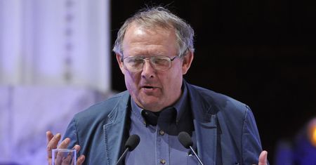 "Wyborcza" traci, Michnik oskarża PiS. Ale dla Agory popcorn ważniejszy od gazety