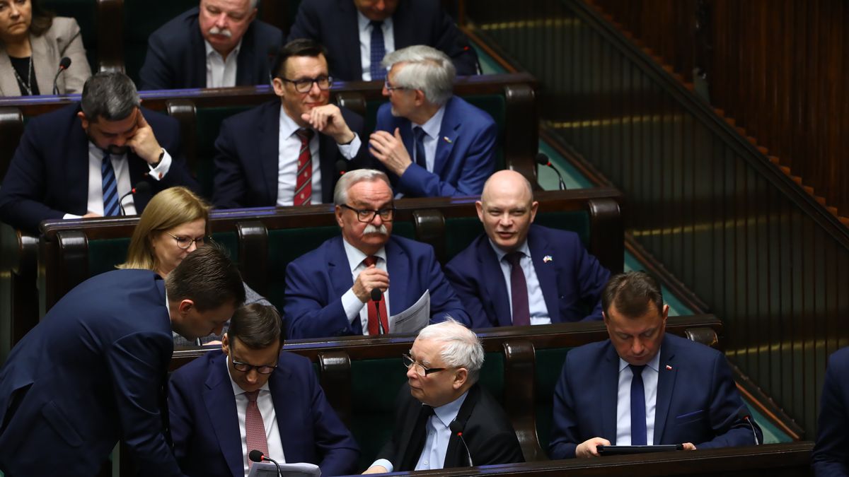Warszawa, 28.04.2022. Premier Mateusz Morawiecki (2L-dół), wicepremier, prezes PiS Jarosław Kaczyński (2P-dół), minister obrony narodowej Mariusz Błaszczak (P-dół), wicemarszałek Sejmu Małgorzata Gosiewska (L-środek) oraz posłowie PiS Leonard Krasulski (C-środek) i Waldemar Andzel (P-środek) na sali obrad Sejmu w Warszawie, 28 bm. Sejm wznowił obrady. Posłowie zajmą się m.in. przygotowanym przez resort sprawiedliwości projektem ustawy o wspieraniu i resocjalizacji nieletnich. (jm) PAP/Rafał Guz