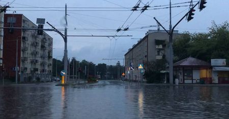Dzisiejszym burzom będzie towarzyszyć ulewny deszcz. Możliwe powodzie i podtopienia