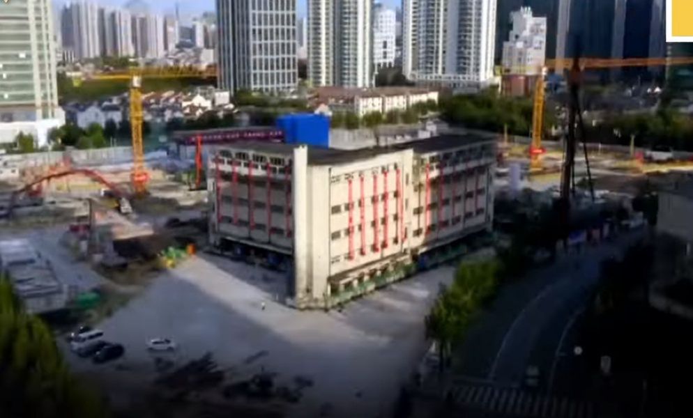 Chińczycy przesunęli ogromny budynek szkoły podstawowej
