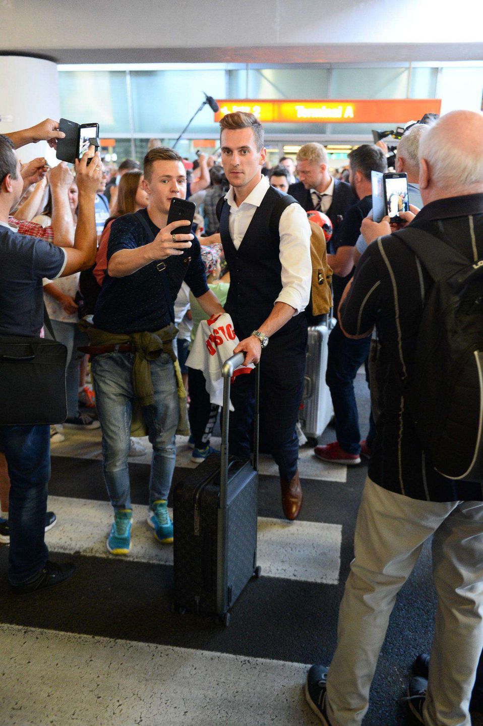 Arkadiusz Milik na lotnisku – powrót z Mundialu 2018 w Rosji