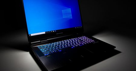 Test Dream Machines RX3080-17PL38 - waży swoje i wymaga dwóch zasilaczy, ale mocy mu nie brakuje!