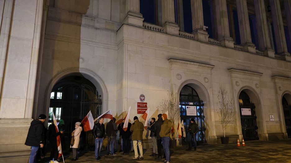 Warszawa, 02.04.2024. Protest rolników przed siedzibą Ministerstwa Rolnictwa i Rozwoju Wsi w Warszawie, 2 bm. Przedstawiciele orgranizacji rolniczych, którzy wzięli dziś udział w rozmowach z kierownictwem MRiRW, ogłosili 48-godzinny strajk okupacyjny i pozostali w siedzibie resortu. (jm) PAP/Paweł Supernak