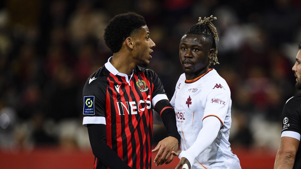 NICE, FRANCE - NOVEMBER 27: Kévin N'Doram of FC Metz (R) fights for position with Jean-Clair Todibo of Nice (L) during the Ligue 1 Uber Eats match between Nice and Metz at Allianz Riviera on November 27, 2021 in Nice, France. (Photo by Marcio Machado/Getty Images)