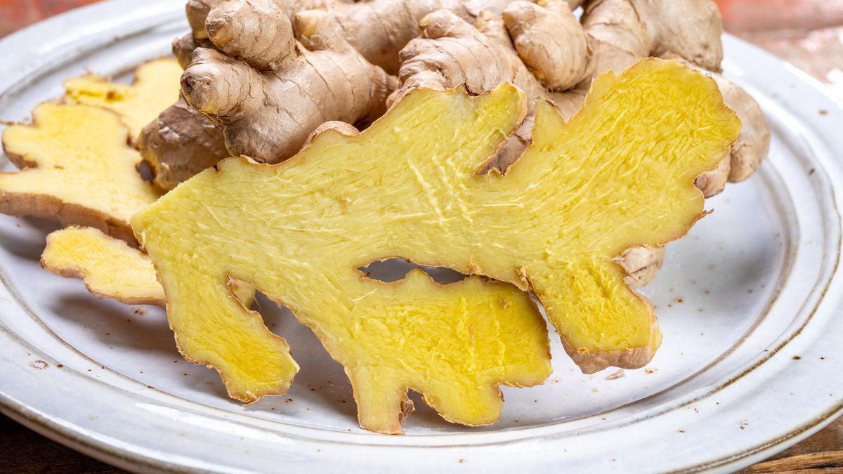 Imbir zmienił kolor. Czy trzeba go wyrzucić?