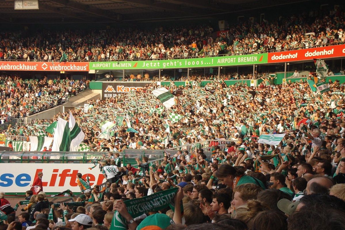 Dziwna moda na stadionach w Niemczech? Płacą 60 euro i rzucają piwem