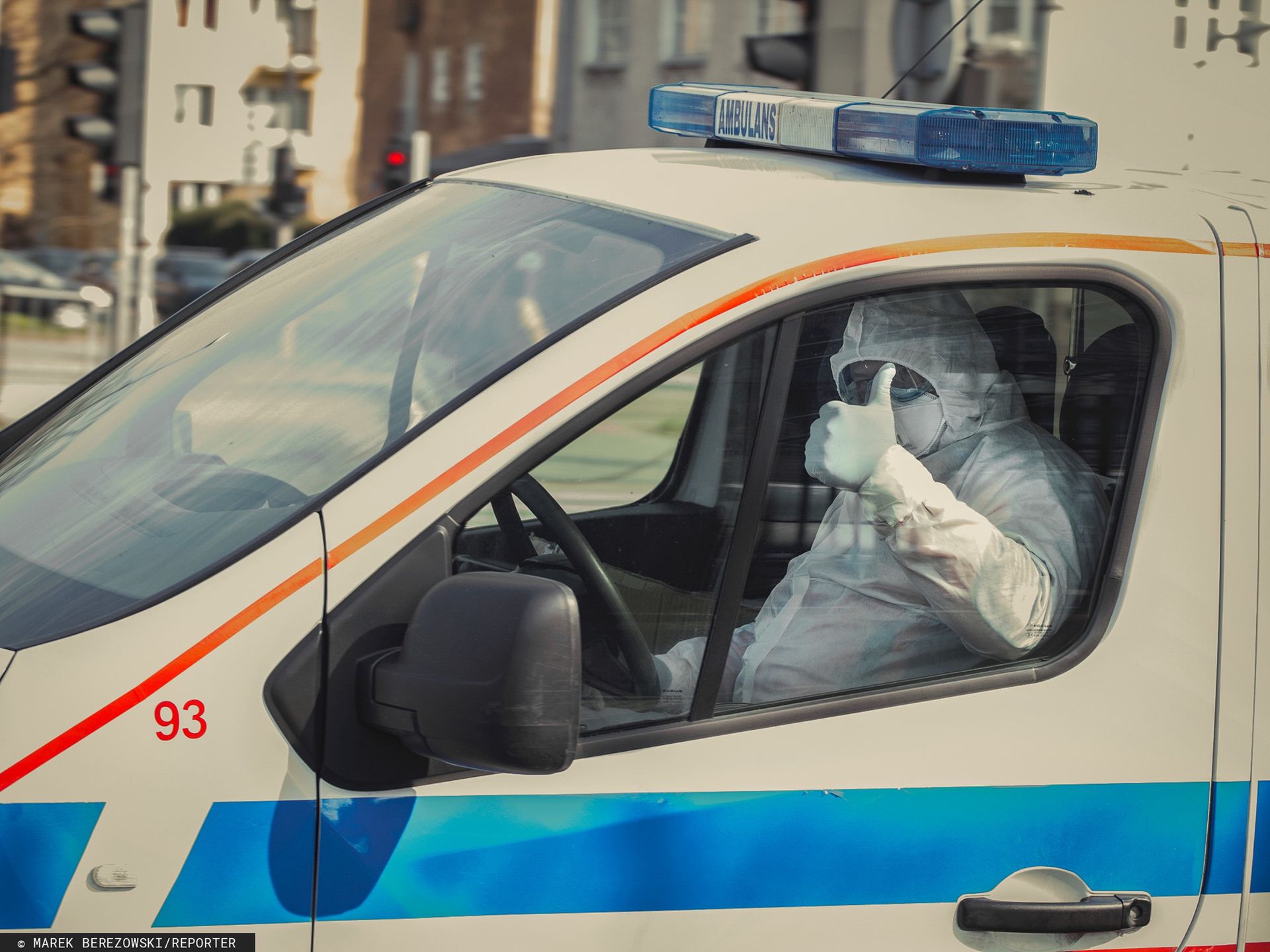 Lekarz przewożący chorych na COVID-19