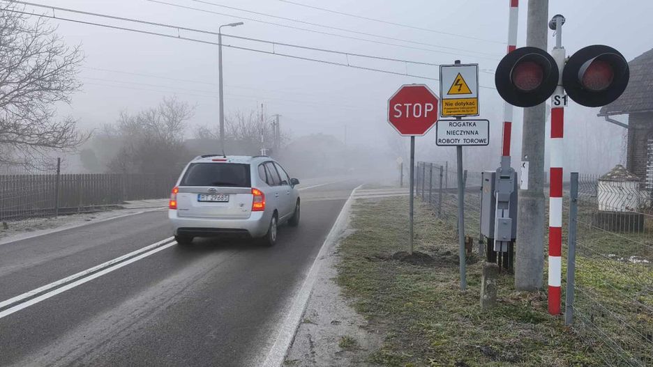 Na przejeździe kolejowym w Chmielowie, na drodze powiatowej łączącej Tarnobrzeg z Jadachami, od kilku dni kierowcy napotykają nową organizację ruchu.