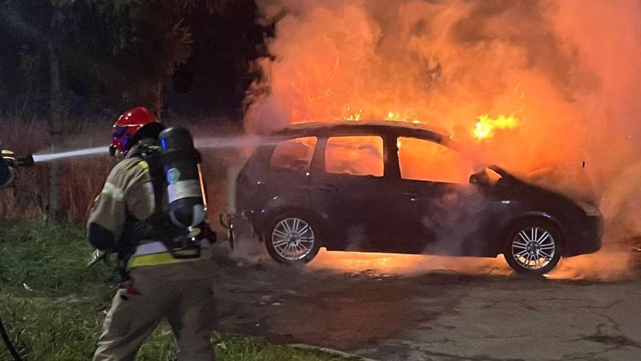 Pożar samochodu na osiedlu Serbinów. Fot. Tarnobrzeg 112