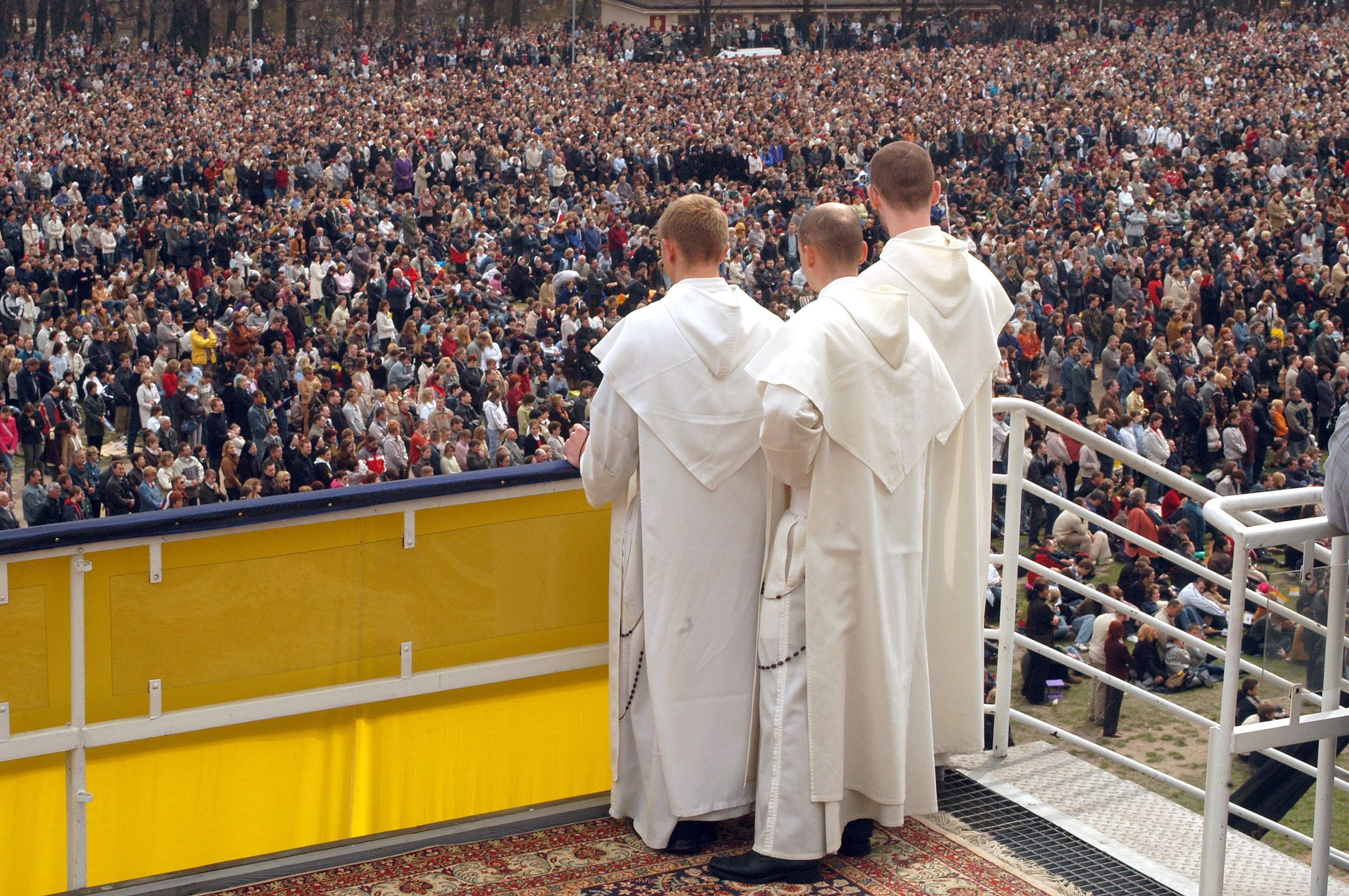 Klasztor Jasnogórski, 8.04.2005 r. - dzień pogrzebu papieża Jana Pawła II. Bracia paulini patrzą na zgromadzony tłum wiernych