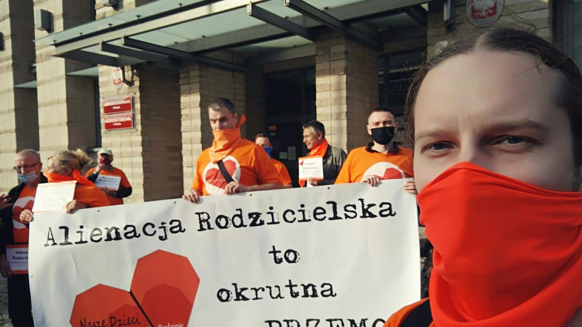 Alienowani rodzice coraz częściej wychodzą na ulicę pikietować