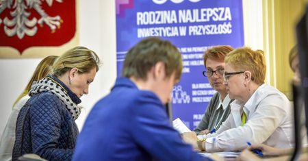 Polacy deklarują, że 500+ motywuje ich do pracy. Eksperci są sceptyczni