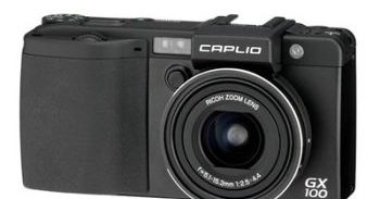 Ricoh z szerokim obiektywem i odłączanym wizjerem