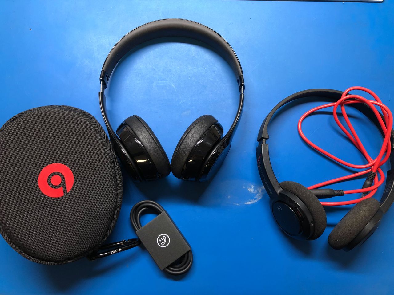 Beats Solo3 Wireless (z lewej) i Creative Sound Jam z prawej.