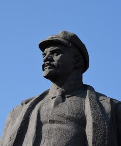 Pomnik Lenina w Nowosybirsku pomalowany w barwy Ukrainy