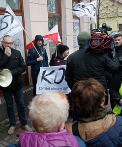 Protest KOD przed biurami parlamentarzystów PiS w Suwałkach