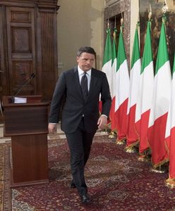 Premier Renzi występuje w swojej kancelarii tylko na tle włoskich flag