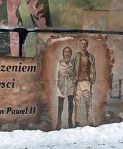 Antysemicki napis na muralu z papieżem w Białymstoku zasłonięty