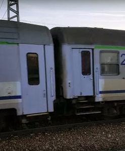 Brud odstrasza pasażerów pociągów. Kolejarze myją tylko drzwi