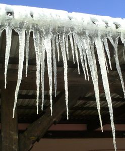 Uwaga na lodowe sople i śnieg na dachach
