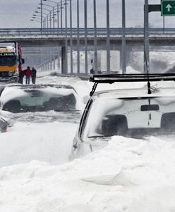 W Serbii dziesiątki ludzi utknęły na zasypanych śniegiem drogach