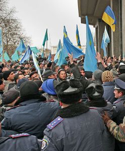 "Krym to Ukraina", "Krym to Rosja" - pikieta przed parlamentem na Krymie