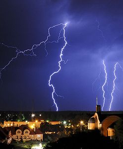 Synoptycy ostrzegają: będzie deszczowo, liczne burze na wschodzie