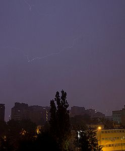 Strażacy: po nawałnicach powalone drzewa, uszkodzone dachy