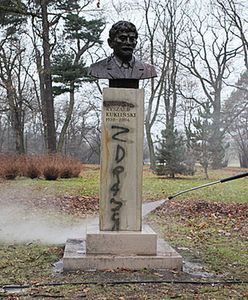 Zdewastowany pomnik płk. Kuklińskiego. Śledztwa nie będzie