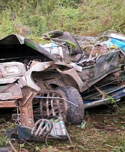 Przeładowany mikrobus wpadł do wąwozu na Filipinach - 11 osób zginęło