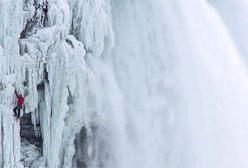 Alpinista wspiął się po zamarzniętym wodospadzie Niagara