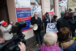 Protest KOD przed biurami parlamentarzystów PiS w Suwałkach