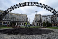 Warszawiacy wpinają kwiaty w "Tęczę" na pl. Zbawiciela