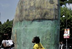 "Koszmarny pomnik - zabierzcie go do Watykanu!"