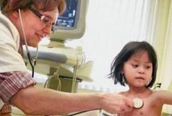 Rodzice drżą o życie dzieci w długiej kolejce do lekarza