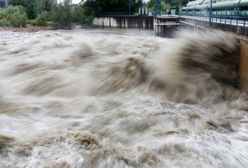 Żołnierze pomagają w odbudowywaniu infrastruktury po powodzi