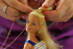 Policja zamyka sklepy przez plastikową blond piękność